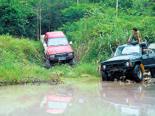  东莞老板兴起玩越野车 玩一次少则几万多则上百万