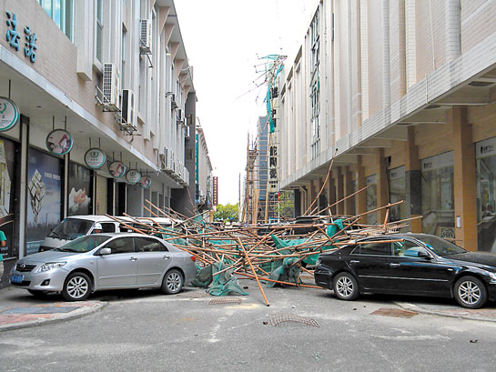  佛山:脚手架随风塌下 两排车灭顶遭灾被砸个稀巴烂