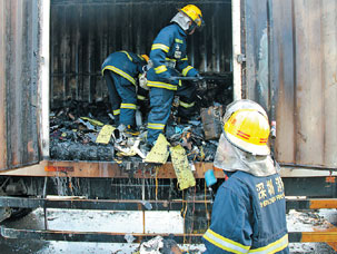  深圳：物流货车突然自燃 快递包裹全烧光(图)