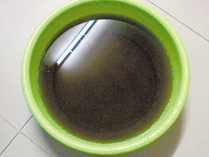  东莞一小区自来水有股厕所味 居民买矿泉水度日