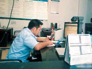  东莞一协警上班玩手机遭市民发微博投诉 被开除(图)