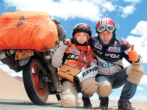  90后双胞胎骑摩托带女友远行 穿越中尼行遍十余省