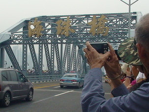 广州海珠桥正式通车 万人空巷齐聚海珠桥