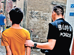  团伙一月砸车上百辆盗窃财物 老大今年才14岁