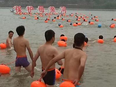  浙江千人横渡兰江 15位环保局长带头游泳(图)