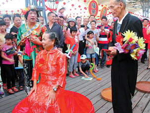  三水：集体婚礼复原岭南婚俗 2对金婚夫妇参加