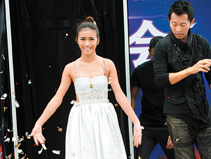  深圳欢乐谷举办国际魔术节 一分钟换15套衣服破纪录