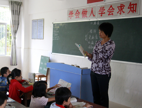  茂名信宜独臂乡村教师 坚守三尺讲台23年