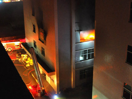  惠州电池厂爆炸火烧4个钟 浓烟高达10余米