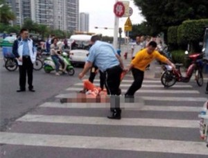  网曝深圳民警马路拖拽环卫工 回应称为执法行为