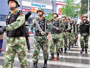  佛山：反恐武警荷枪实弹昼夜巡控