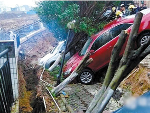  中山一小区河涌边地陷吞八车