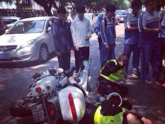  珠海小车撞倒警车 学生哥围观倒地警察