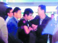  刘强东保镖机场与娱记起冲突 打伤记者毁相机