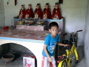  图片故事：广东高州孤儿独自在庙里生活