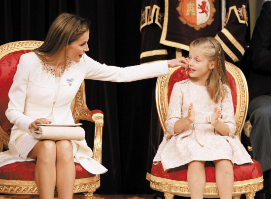  瞧，新国王背后的娇萌女人