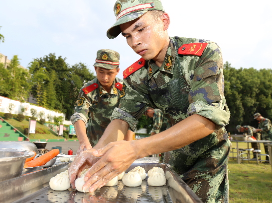  梅州武警炊事员“比武”场上练兵忙
