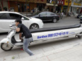  郑州现4.7米长电动自行车 可同坐十多人(组图)