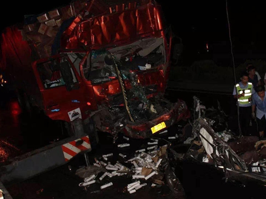  江门一轿车等红绿灯遭重型货车碰撞碾压 车内3人全身亡
