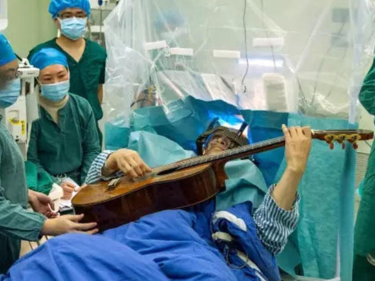  深圳患者一边做脑部神经手术 一边弹起吉他