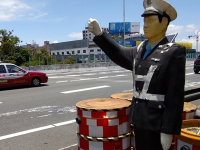  深圳高速惊现塑料警察 网友：警察蜀黍可以歇了
