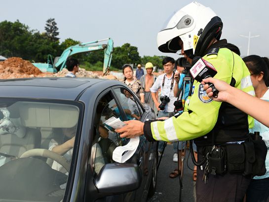  深圳HOV车道开出首张罚单 司机被罚300元不扣分