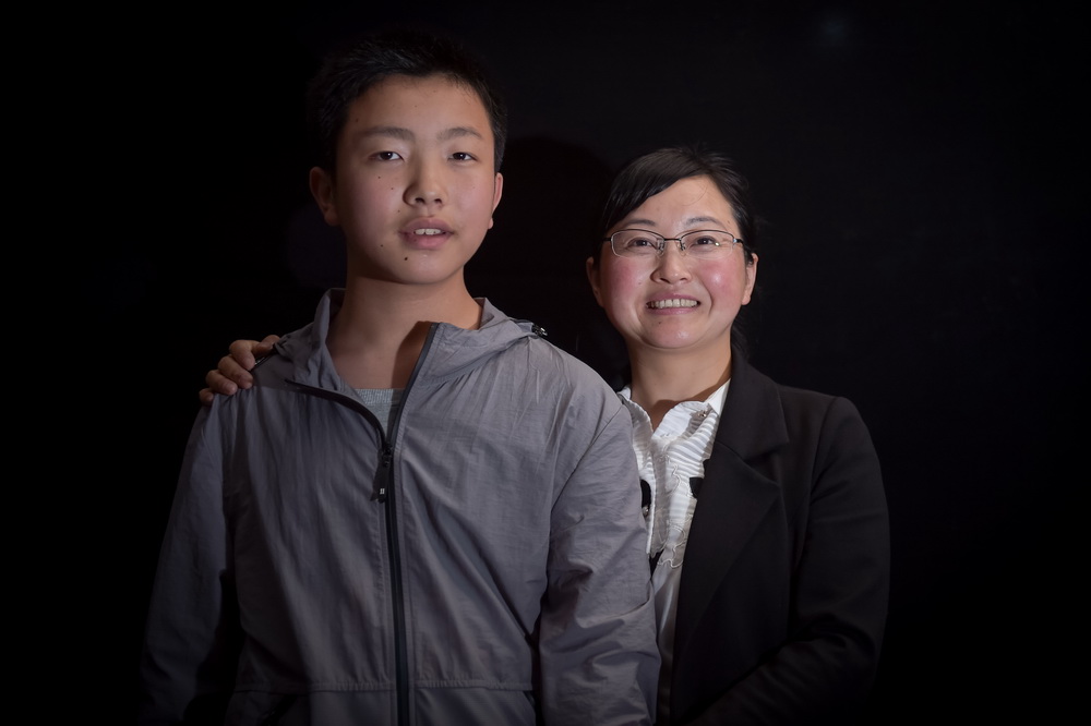 安徽潜山县巍岭乡杨河村第一书记、驻村扶贫工作队长刘和平（右）在岳西县城与儿子方贞强合影（5月11日摄）。