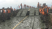  【网络媒体国防行】金羊直击：战士们18分钟架设起200多米重型舟桥