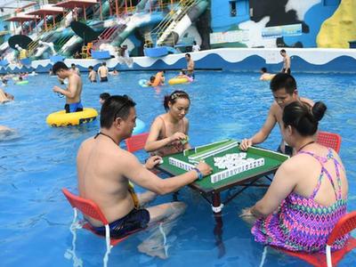  重庆再发“高温红色预警” 市民水中玩麻将消暑