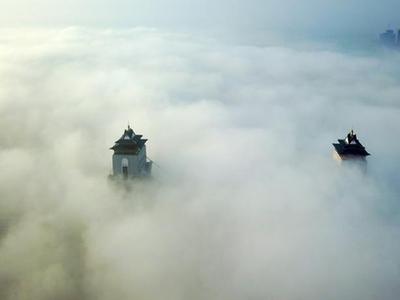  古城扬州现平流雾 城市笼罩其中宛如仙境