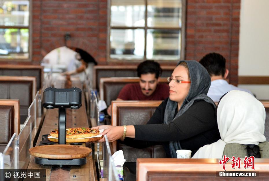 伊朗新潮披萨店自助下单 餐桌变“ipad”