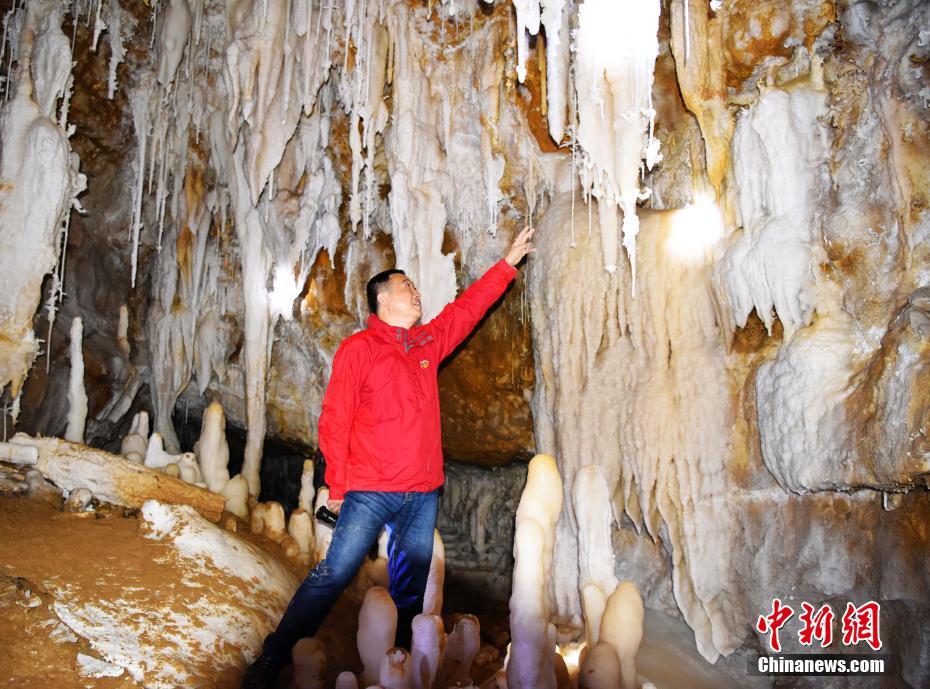 重庆酉阳一地下溶洞犹如“冰雪世界”