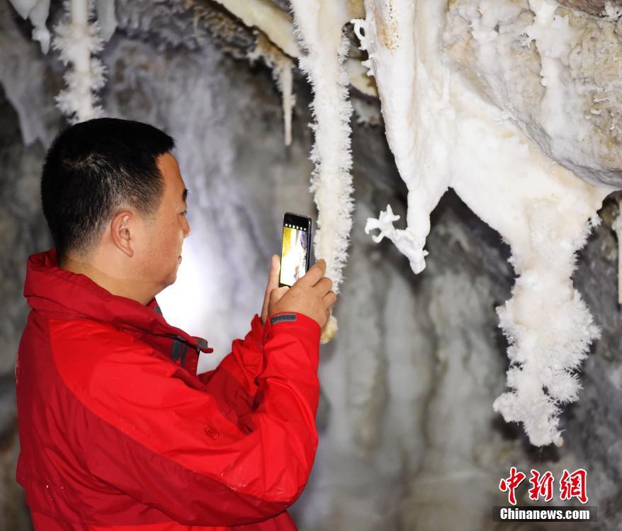 重庆酉阳一地下溶洞犹如“冰雪世界”