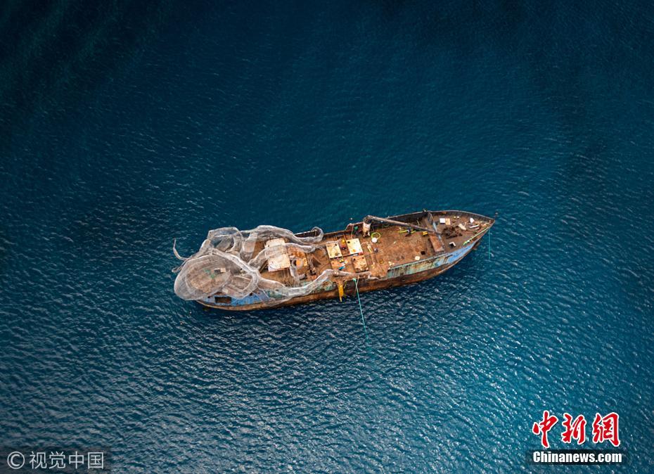英国富豪将舰船打造成人工鱼礁 巨型“章鱼”超抢眼