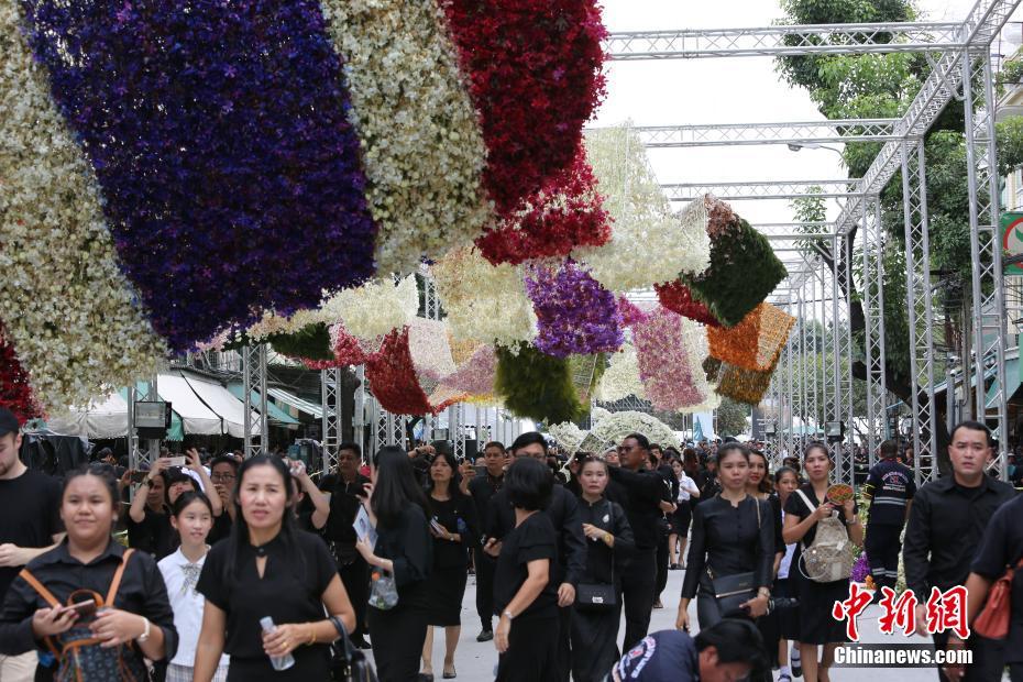 泰国普密蓬国王遗体火化 民众建鲜花隧道悼念