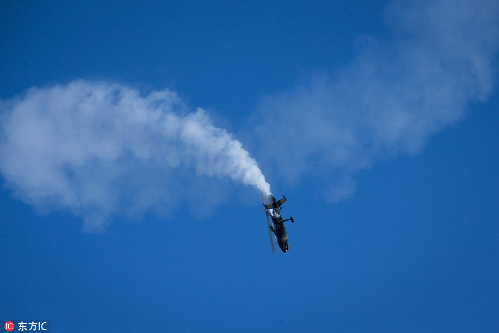 图为自旋翼在空中释放烟雾拖拽出一条弧线。