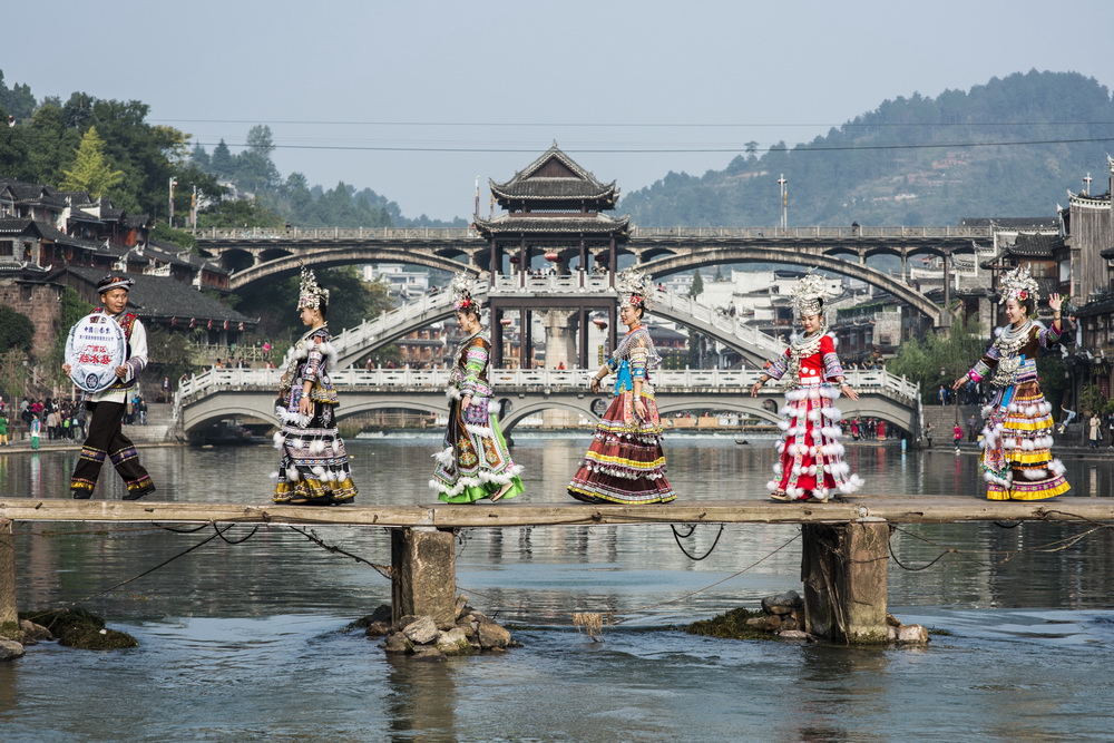10月29日，广西融水苗族自治县的苗族同胞走上古城内的木板桥进行服饰展示。