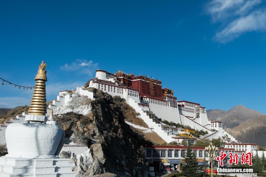 西藏拉萨布达拉宫完成冬季换“装”