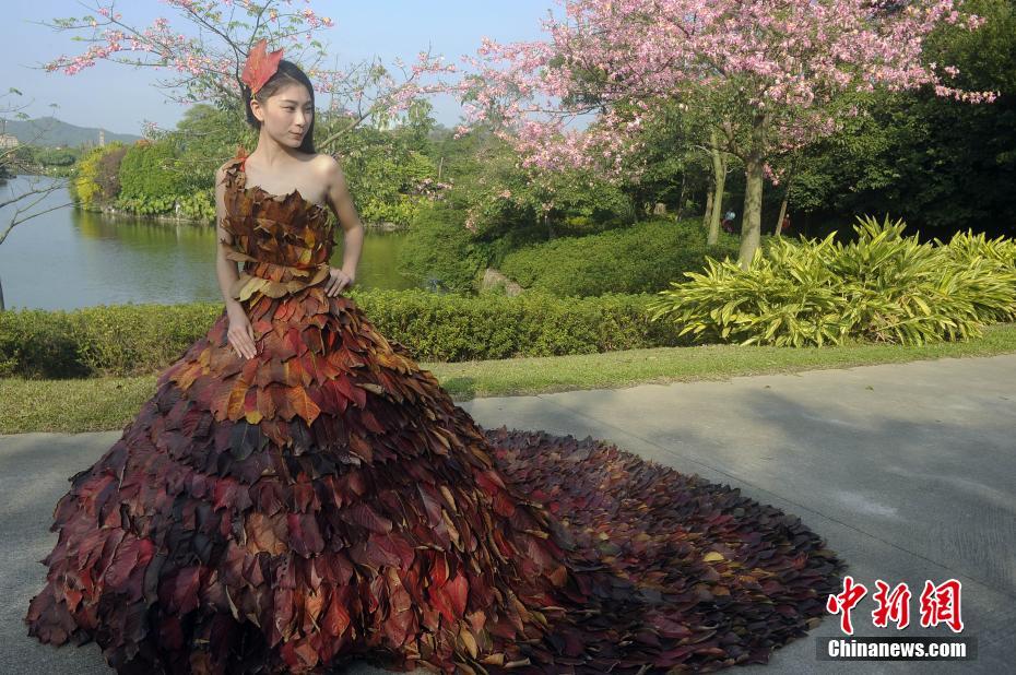 广东清远森波拉举办“红叶时装秀”吸引游人眼球