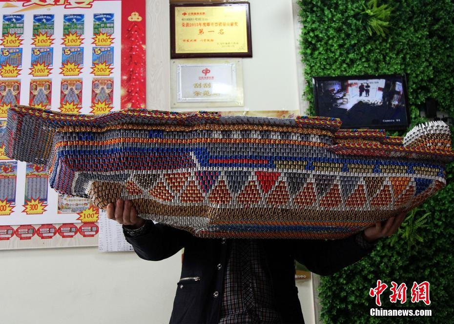 重庆男子1.2万张废旧彩票叠出“航母”