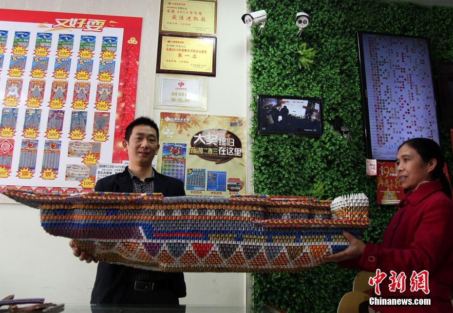 重庆男子1.2万张废旧彩票叠出“航母”