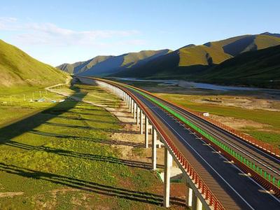  青海花久高速公路通车 平均海拔4000米