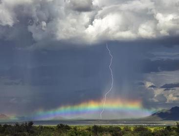 大自然震撼景象 风暴与闪电彩虹罕见同框