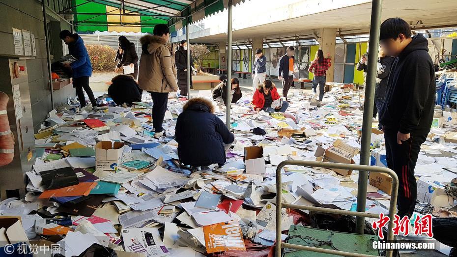 韩国高考因地震推迟 学生扔完书后又去找回