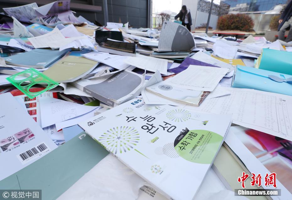 韩国高考因地震推迟 学生扔完书后又去找回