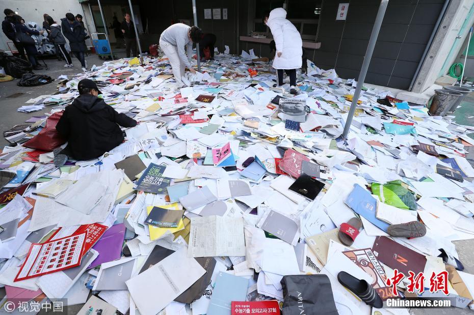 韩国高考因地震推迟 学生扔完书后又去找回