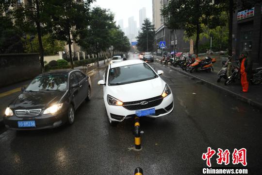 重庆街头一轿车“骑上”隔离栏