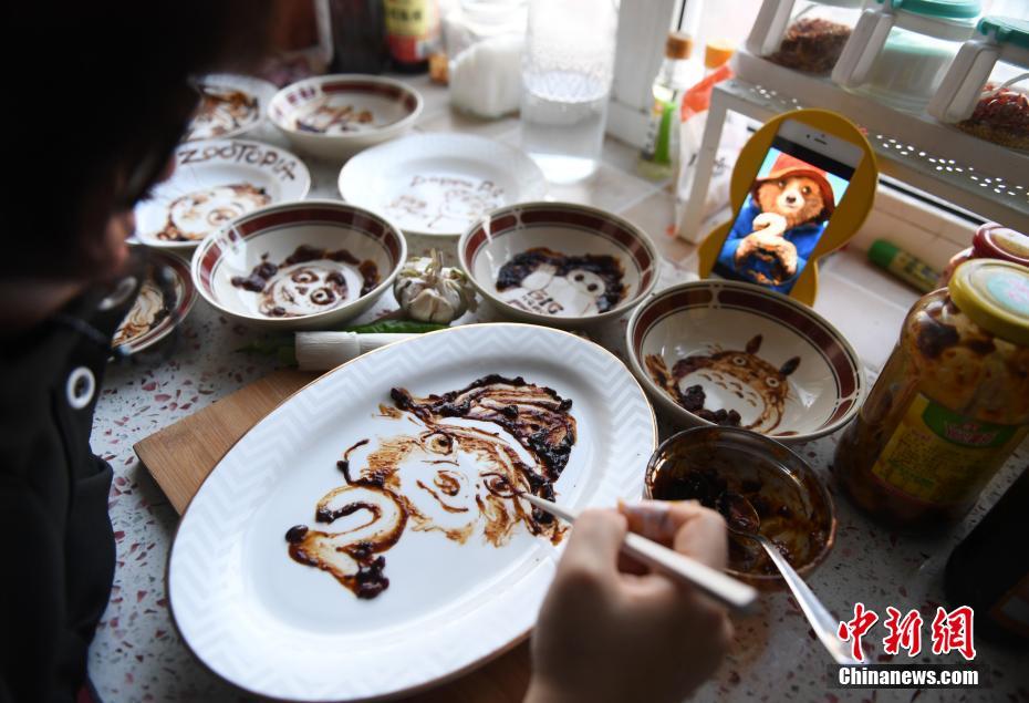 黄豆酱绘出卡通人物 妈妈为让儿子爱上吃饭巧作'盘中画'