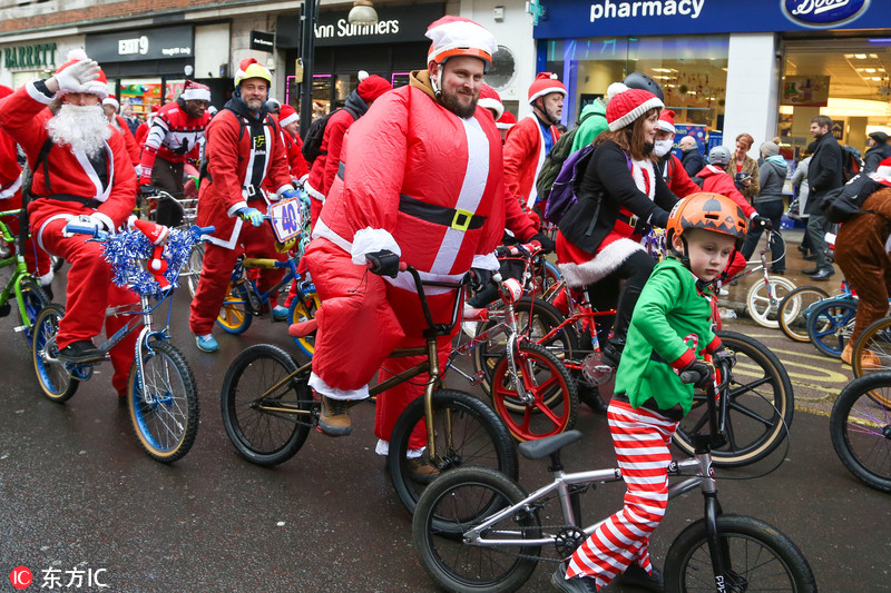 伦敦举办圣诞老人大骑行 为慈善筹款