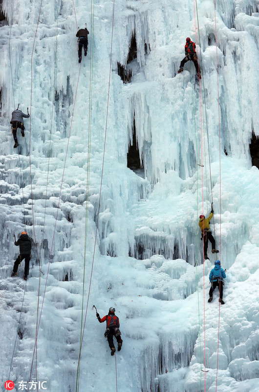 韩国瀑布结冰 游客玩起冰上攀岩
